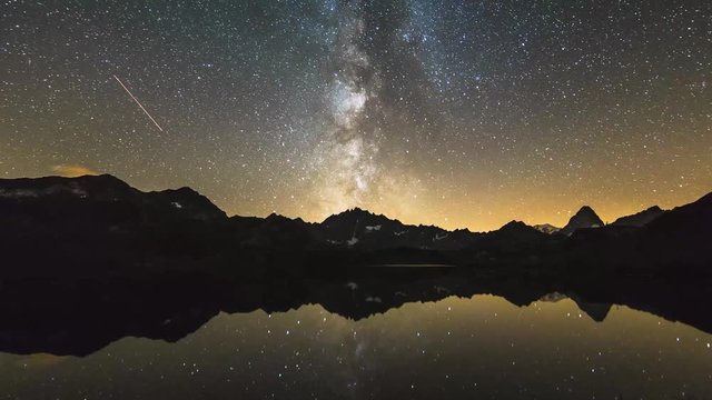 Timelapse de la Voie lact&eacute;e aux Lacs de Fen&ecirc;tre, dans les Alpes suisse.
