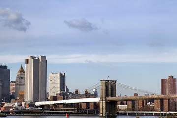 Naklejka premium Brooklyn Bridge and Manhattan Skyline