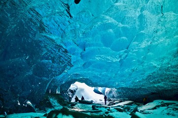 アイスランド　アイスケーブ　スーパーブルー　氷の洞窟　絶景　氷河　ヨークルサルロン ヴァトナヨークトル 国立公園 iceland icecave  super blue  super view  Glacier Jokulsarlon Vatnajokull National park - obrazy, fototapety, plakaty