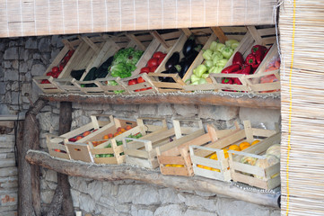 Skrzynki z warzywami na straganie owocowo-warzywnym w Dalmacji.