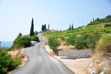 Wąska droga w południowej Dalmacji, prowadząca do kościoła zbudowanego na zboczu gór półwyspu Peljesac. © konik60