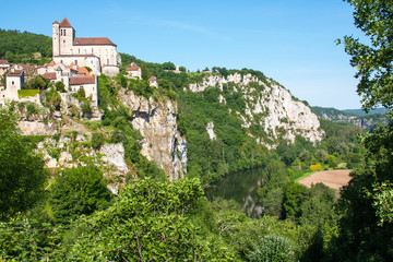 Obraz premium Saint Cirq Lapopie. Vue sur le village et l'église fortifiée. Lot. Occitanie
