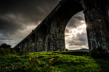 The Creeping Light: by a cloudy and rainy afternoon in a short instant the Sun succeeded to unfold...