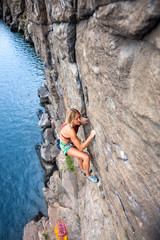 girl climbs the rock