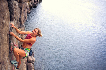 girl climbs the rock