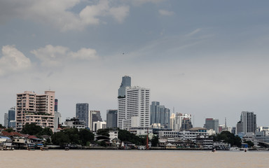 Panorámica de la ciudad de Bangkok, desde el rio Chao Phraya en  Tailandia