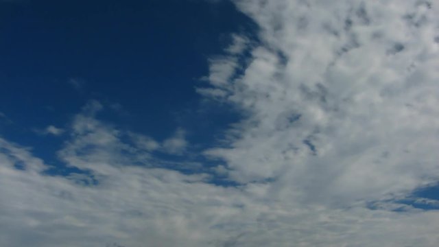 流れる雲　タイムラプス　青空