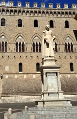 Statue des Sallustio Bandini vor der Bank Monte dei Paschi di Siena  