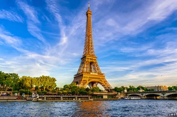 Fotobehang Eiffeltoren Parijs Eiffeltoren en rivier de Seine bij zonsondergang in Parijs, Frankrijk. De Eiffeltoren is een van de meest iconische bezienswaardigheden van Parijs.