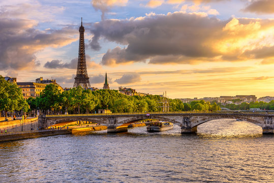 Fototapeta Sunset view of Eiffel tower and Seine river in Paris, France