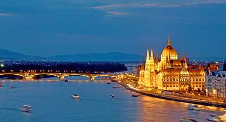Fototapeta na wymiar The picturesque landscape of the Parliament and the bridge over the Danube in Budapest, Hungary