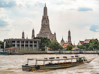 Obraz premium Wat Arun The Temple of Dawn with boat as a foreground in Bangkok, Thailand