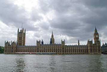 Fototapeta na wymiar Houses of Parliament against a Foreboding Sky