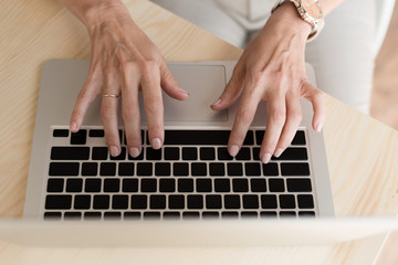 Fototapeta na wymiar woman typing on laptop