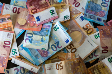 un parterre de billets de banque en euros