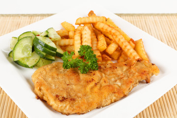 Schnitzel Wiener Art mit Pommes