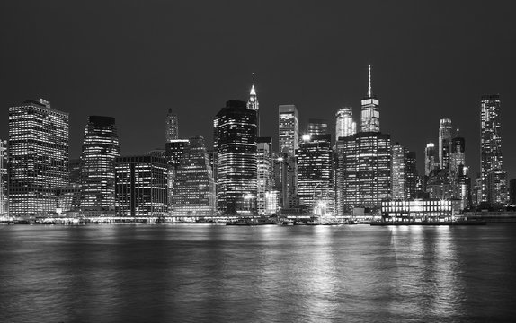 Fototapeta Czarny i biały obrazek Manhattan linia horyzontu przy nocą, Miasto Nowy Jork, usa.