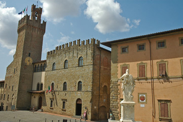 Fototapeta na wymiar Arezzo, il Palazzo comunale
