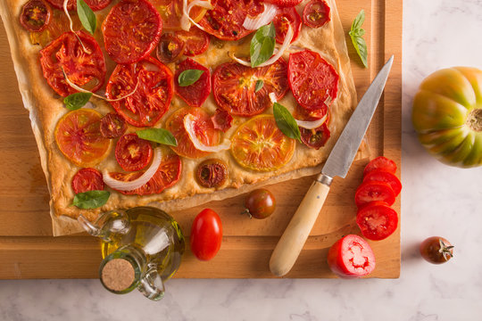 Tomato tart with onion and basil