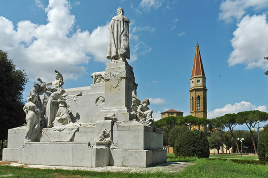 Arezzo, il monumento di Petrarca e la Cattedrale dei Santi Pietro e Donato