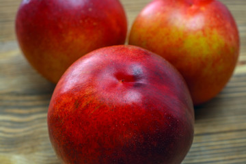 Fototapeta na wymiar apples on a wooden background 