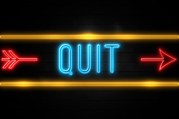Obraz premium Quit - fluorescent Neon Sign on brickwall Front view
