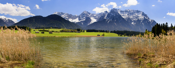 Panorama Landschaft mit Karwendel Gebirge und Schmalensee in Bayern