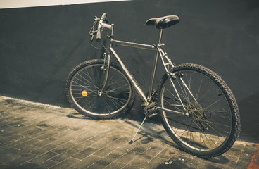 Bicicleta antigua aparcada