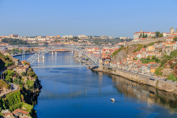 Fototapeta na wymiar Vista da Ponte Dom Luis no Porto