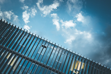 Konzerngeb&auml;ude, Glas und Himmel mit Wolken