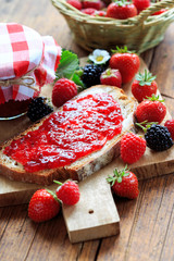 Brot mit Erdbeermarmelade