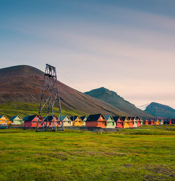 Wallpaper norway landscape nature of the mountains of Spitsbergen Longyearbyen Svalbard building city on a polar day with arctic summer in the sunset 