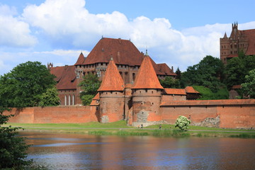 Widok na zamek krzyżacki w Malborku z drugiej strony rzeki Nogat