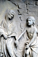 Alte und junge Frau auf Grabstein