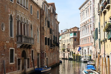 ヴェネツィア　街並み/運河と迷路のような路地が入り組んで作られている人口の島がヴェネツィアです。車が入ることができず、主要な交通手段は船になります。水に浮かぶ街はとても美しく、特に夕日の落ちる時刻の美しさは格別です。 