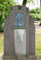 alter Grabstein mit Bildtafel
