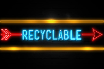 Obraz premium Recyclable - fluorescent Neon Sign on brickwall Front view