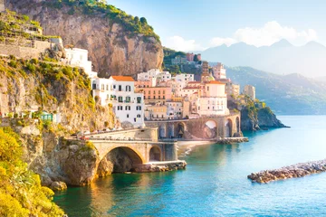 Fotobehang Ochtend uitzicht op Amalfi stadsgezicht aan de kustlijn van de Middellandse Zee, Italië © Aleh Varanishcha
