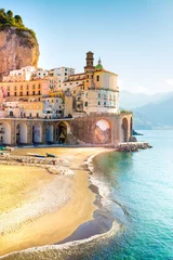 Fotobehang Ochtendmening van stadsbeeld van Amalfi aan de kustlijn van de Middellandse Zee, Italië © Aleh Varanishcha
