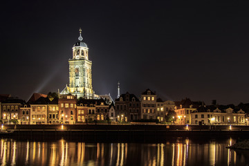 Obraz premium The big church of Deventer by night.