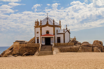 Vista da Capela da Senhora da Pedra na Praia de Miramar em Gaia Portugal