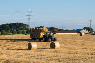 Bauer bei der Heuernte / Heuballen 