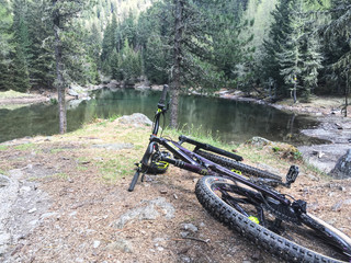 Pause am See mit Fahrrad