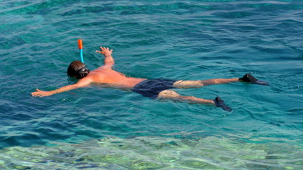 Ricerca nei fondali marini con la maschera - vacanze al mare