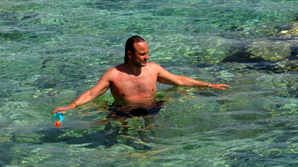 Ricerca nei fondali marini con la maschera - vacanze al mare