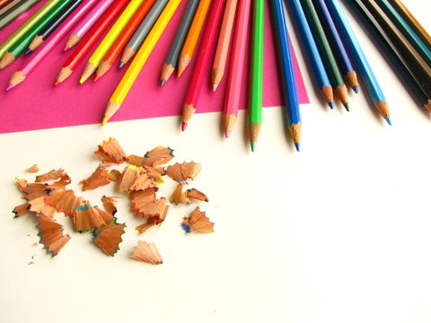 Pelures de crayons de couleur et crayons en arri&egrave;re-plan