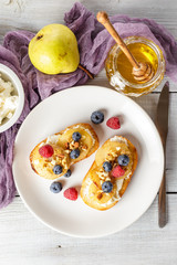Toasts with pear, cream cheese, nuts and honey.