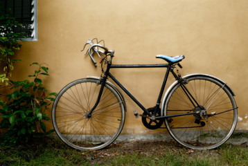 Fototapeta na wymiar old bicycle leaning against wall