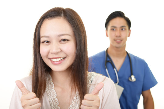 笑顔の医師と女性患者