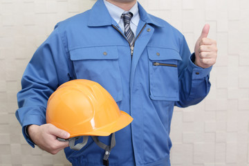 ヘルメットを持つ労働者